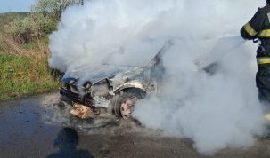 patru oameni au scăpat la timp din autoturismul cuprins de flăcări – stiriest.ro