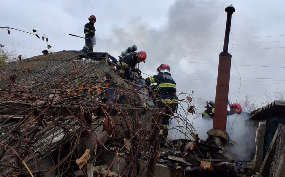 acoperișul a luat foc de la coșul de fum- FOTO – stiriest.ro