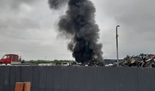 Incendiu violent la un centru de dezmembrări auto (3)
