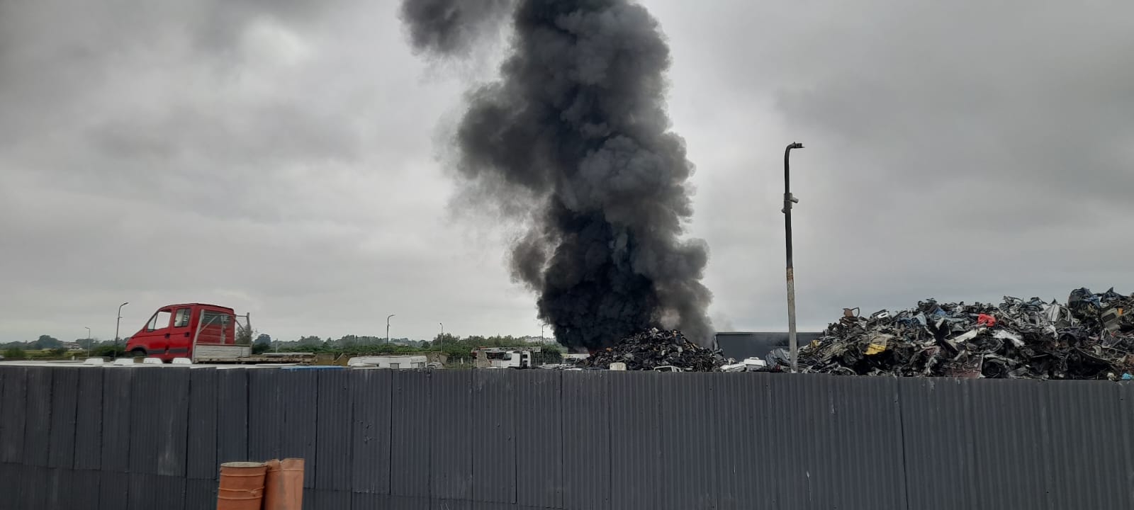 Incendiu violent la un centru de dezmembrări auto (3)