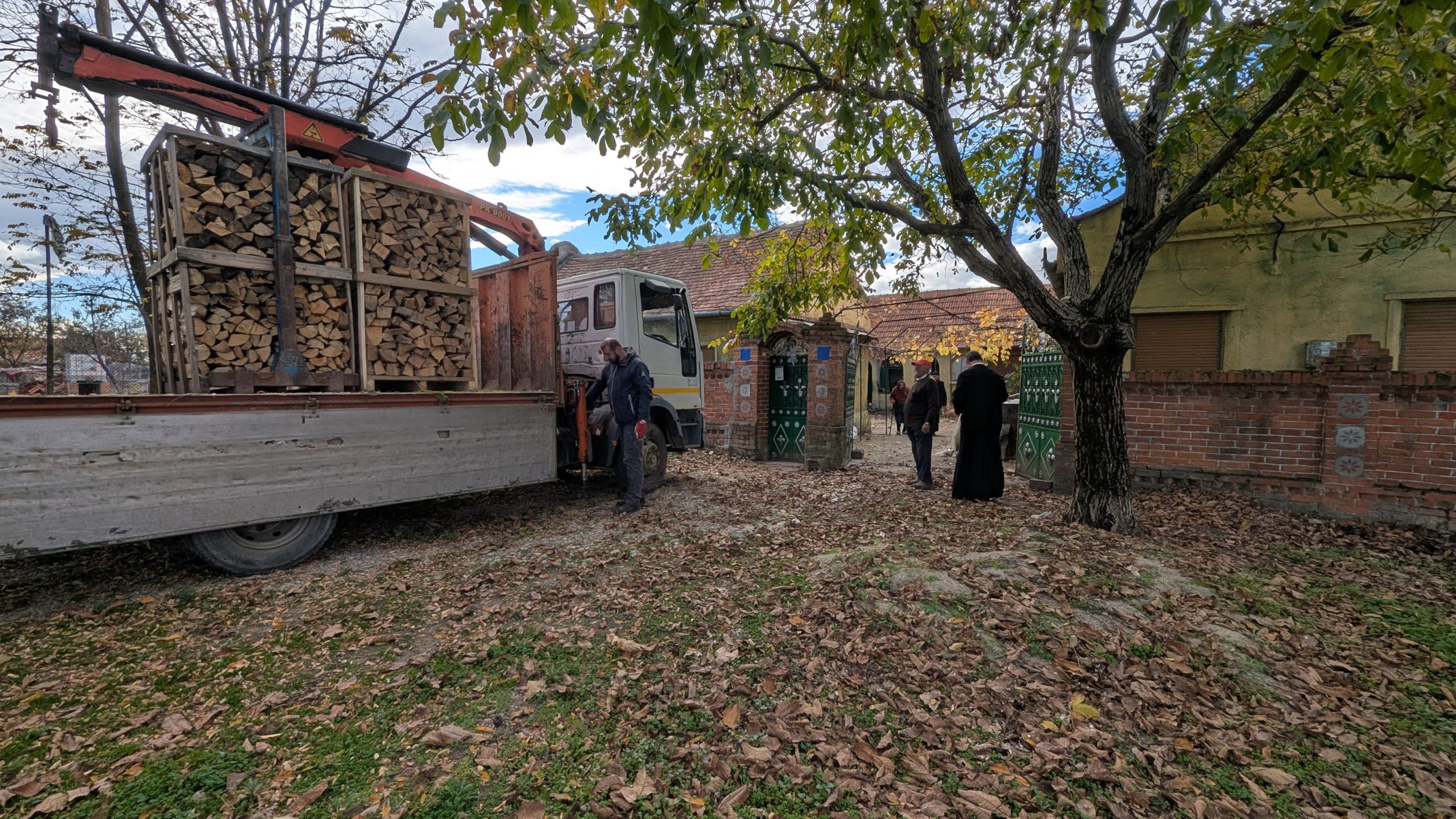[FOTO] Căldură pentru trup și suflet! Bătrânii din Hezeriș și Valea Lungă, ajutați cu lemne de foc