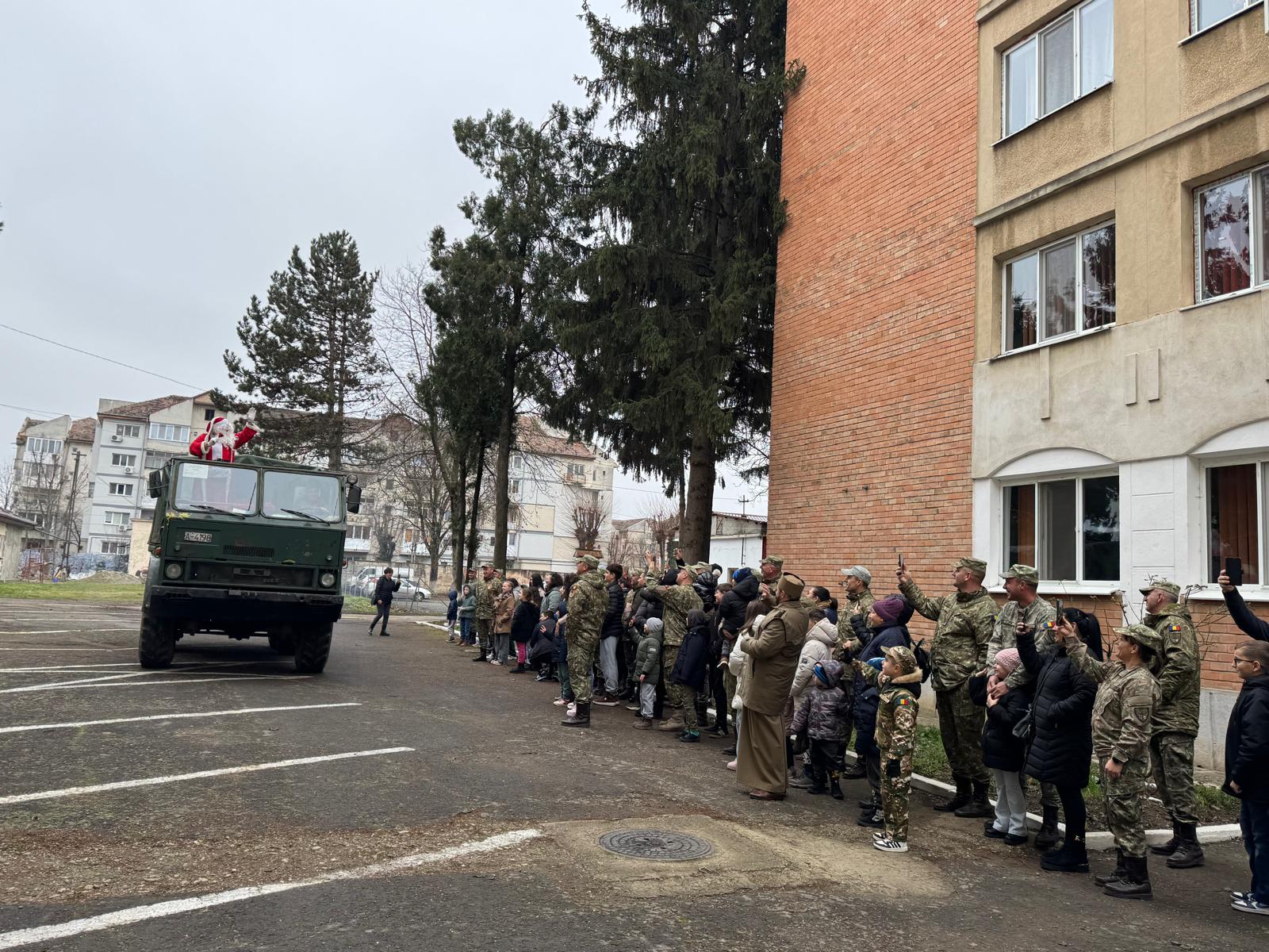 [FOTO] Tehnica militară a suplinit sania! Armata a transformat rigoarea zilnică și a desfășurat forțe atipice  pentru o poveste de Crăciun în cazarma din Lugoj