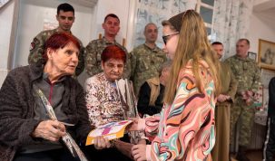 Uniforma militară și zâmbetul copilăriei, cadouri pentru bunicii din Lugoj (11)