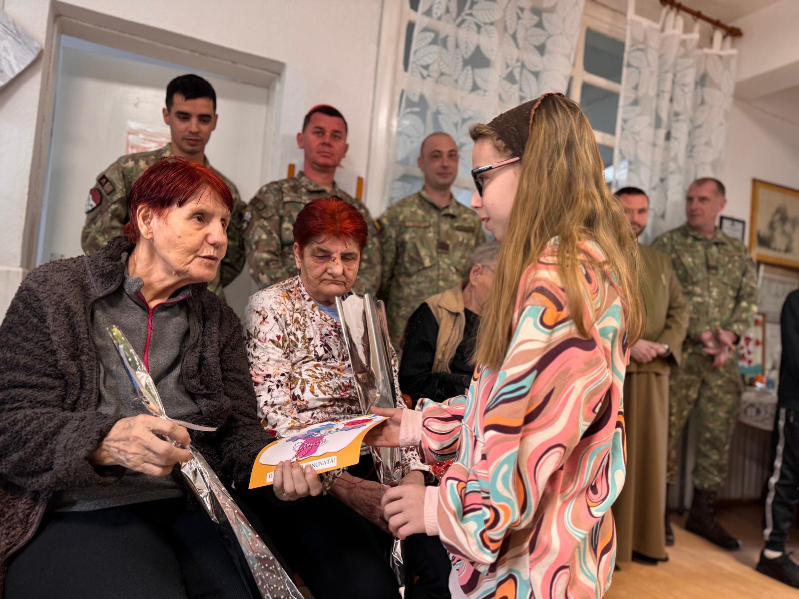 Uniforma militară și zâmbetul copilăriei, cadouri pentru bunicii din Lugoj (11)
